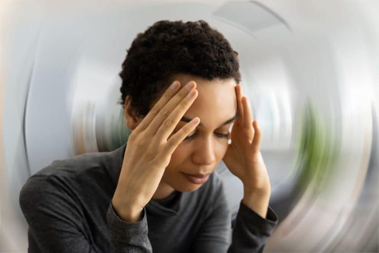 Comment Soulager la Sensation de Pression dans la Tête et les Vertiges: Causes et Solutions